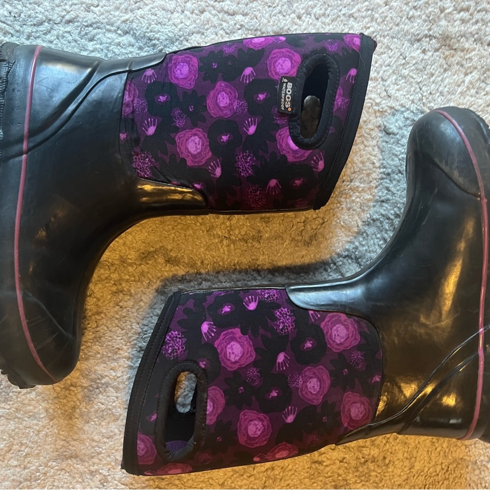 BOGS. Youth size 6 (Women’s size 7.5). EUC.
